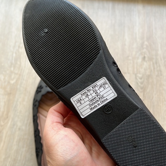 New black flats with floral eyelets, PU leather, size 9, round toe, super cute 🥿 - Picture 3 of 3